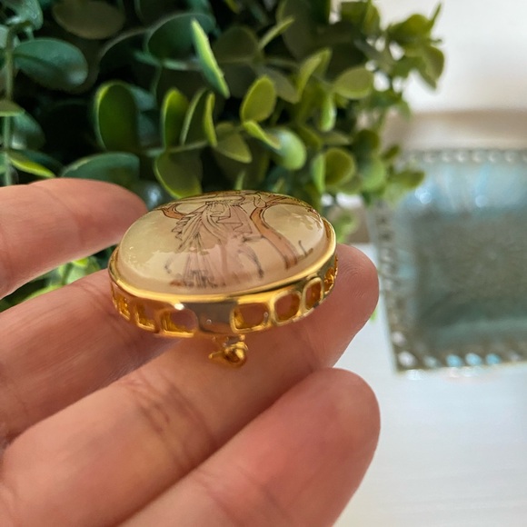 Vintage Brooch Woman tree Retro Collectible Pin gold tone Costume Jewelry - Picture 2 of 6